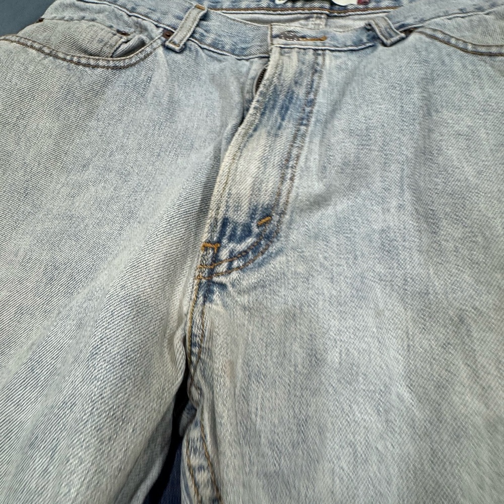 Vintage Levi's Men's Classic Light Blue Straight Jeans - Picture 10 of 16